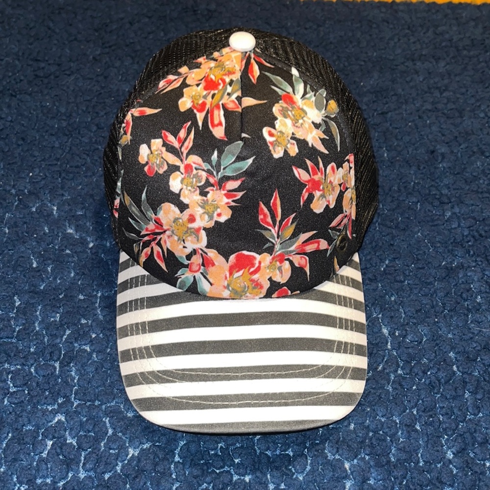 New without tags floral, Roxy trucker hat.